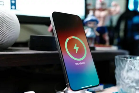嘉荫苹果15换屏服务分享用什么充电器给iPhone15充电更好 